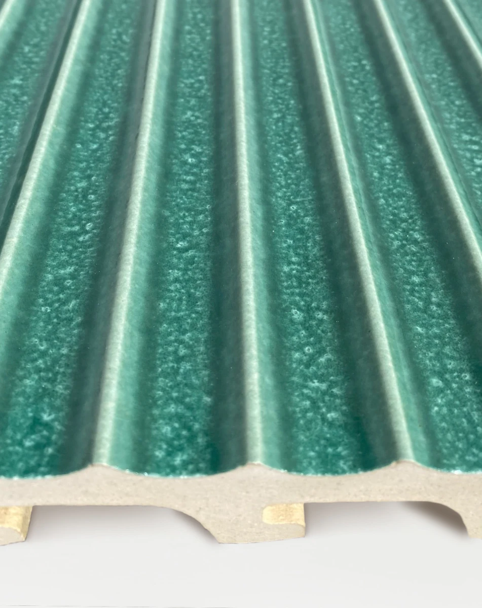 TONALITY-Science-Hub-Ondo-сине-зелёный На изображении представлена керамическая поверхность с захватывающей и сложной текстурой, напоминающей пейзаж с высоты. Разнообразие коричневых и ржавых оттенков придаёт поверхности глубину и теплоту, а органические формы и узоры создают динамичное и почти живое впечатление.