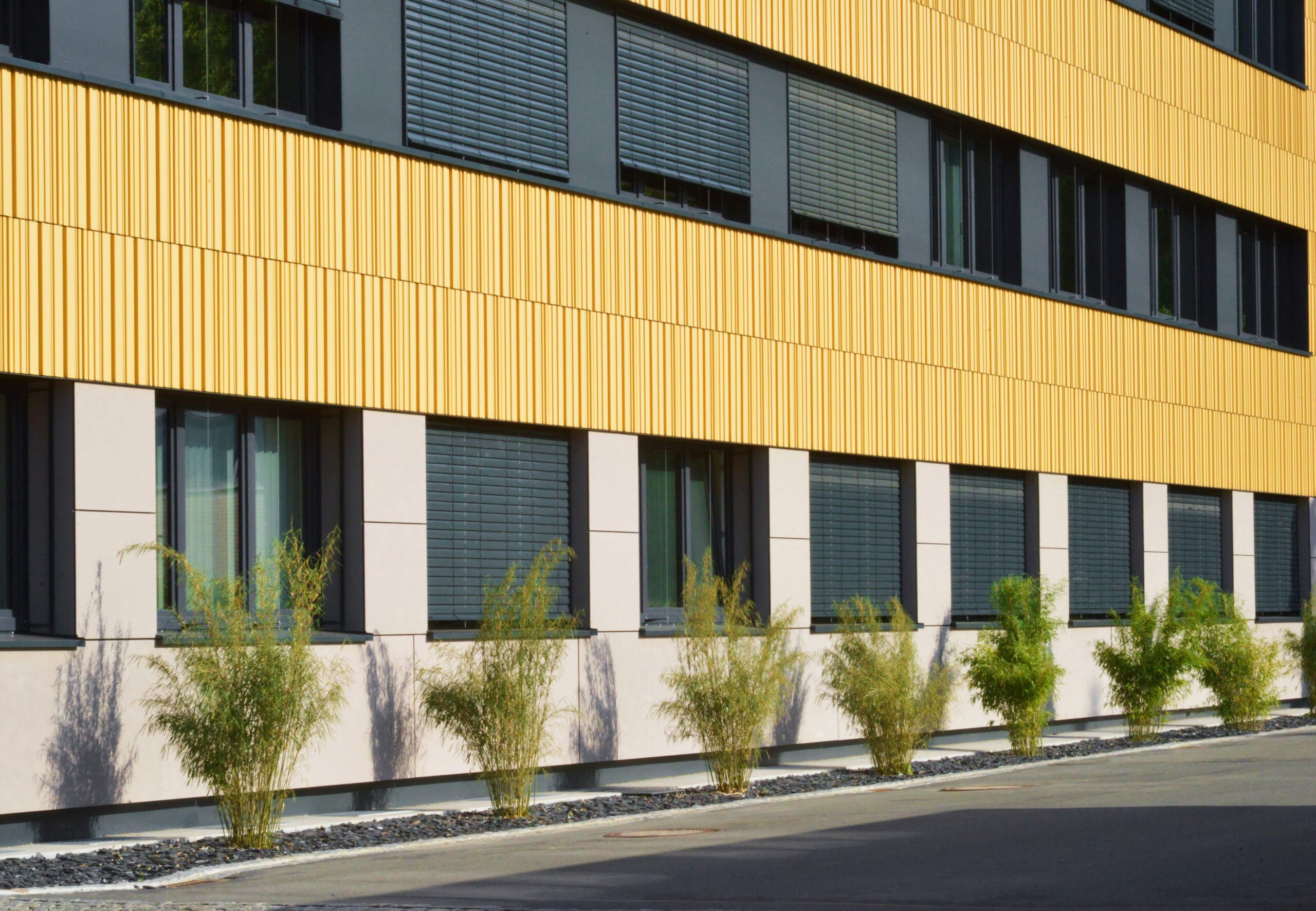 Административное здание городского коммунального предприятия Хофа снаружи с озеленением.