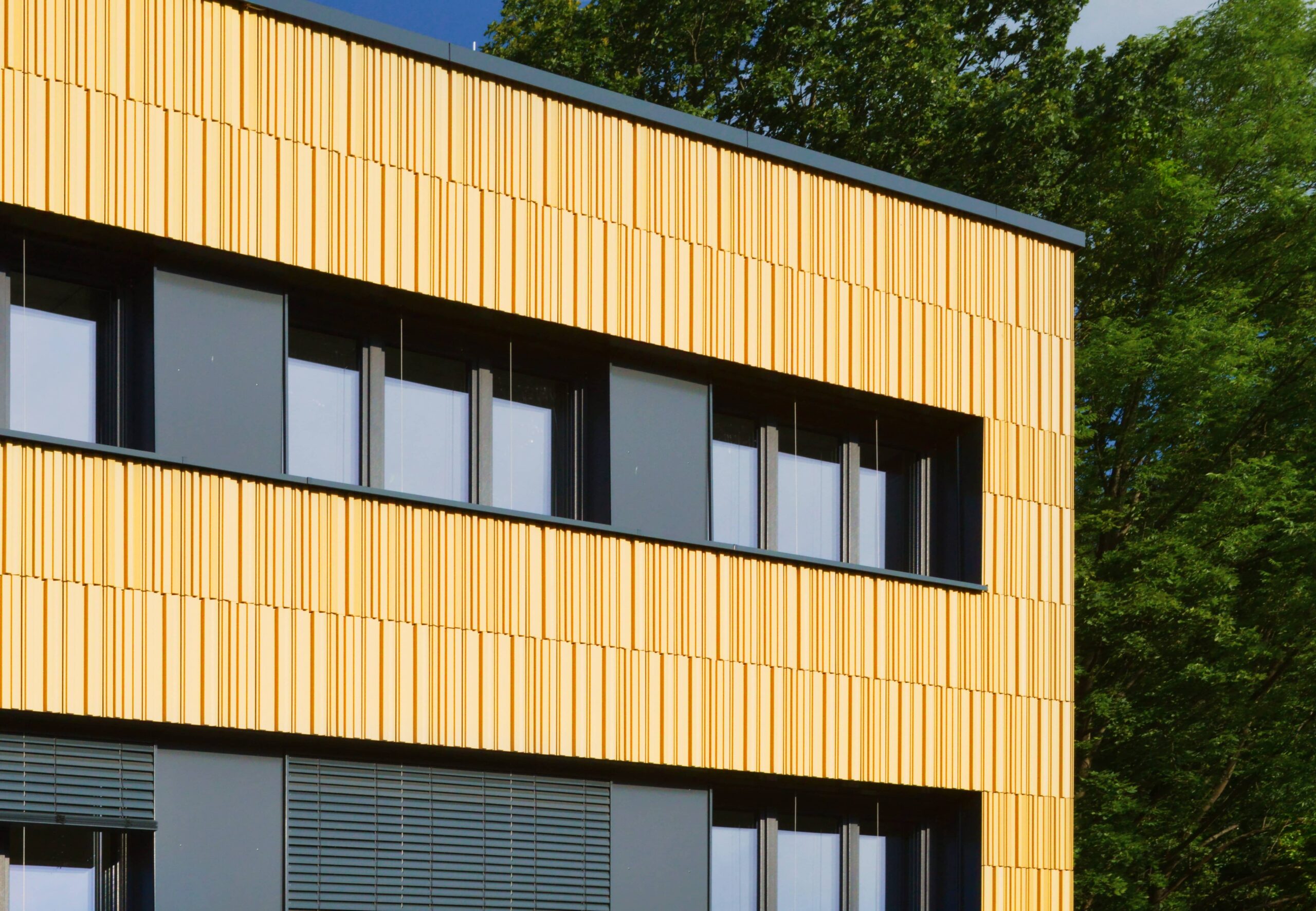 Вертикально установленные керамические элементы с поверхностью «Montano».