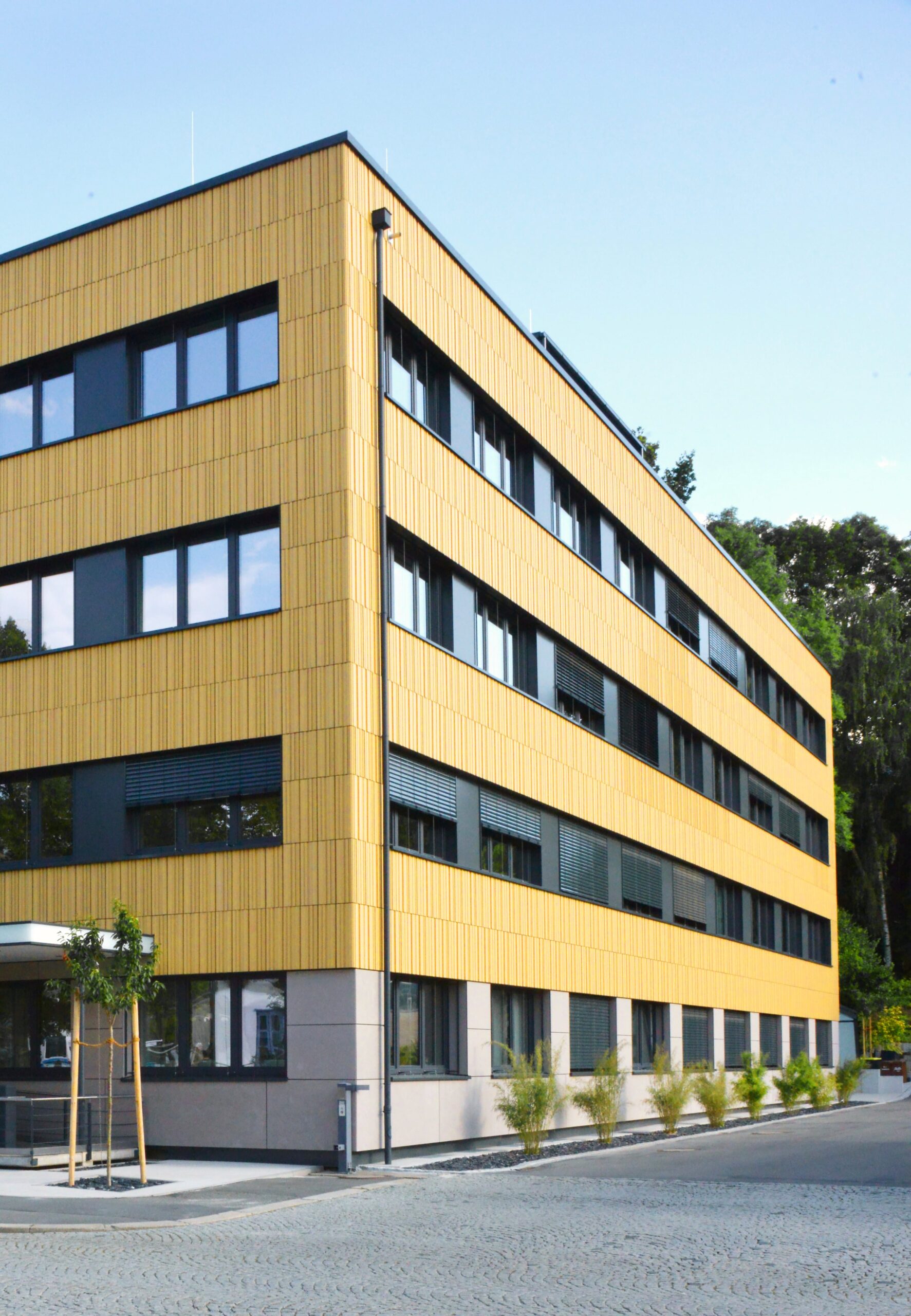 Новый фасад административного здания в Хофе с его неповторимым внешним видом.