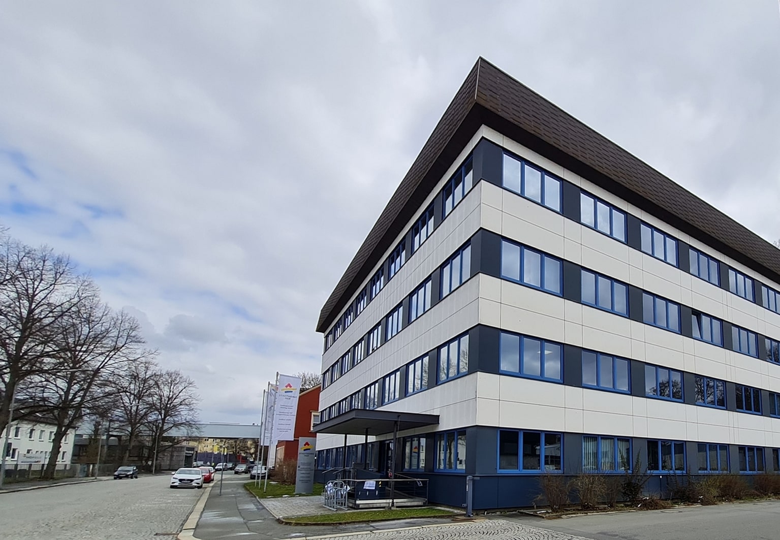 Устаревшие административные здания коммунального предприятия города Хоф.