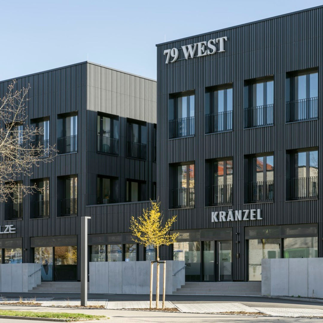 Modernes Bürogebäude mit den Schriftzügen '79 WEST' und 'KRÄNZEL' an der dunklen Keramikfassade.