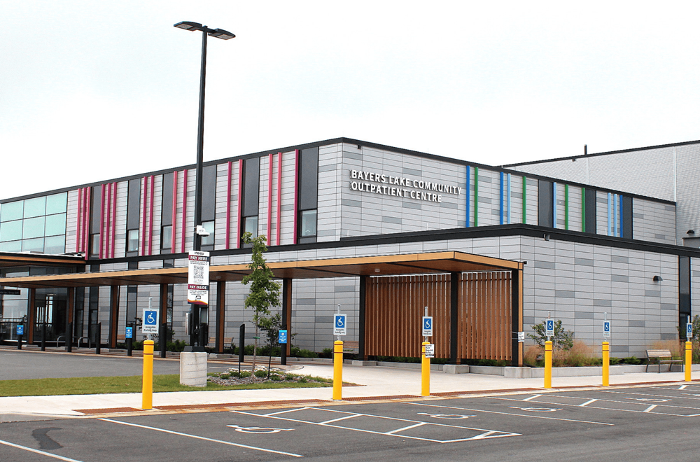 Außenansicht des Bayers Lake Community Outpatient Center mit barrierefreiem Eingang und Parkplätzen.