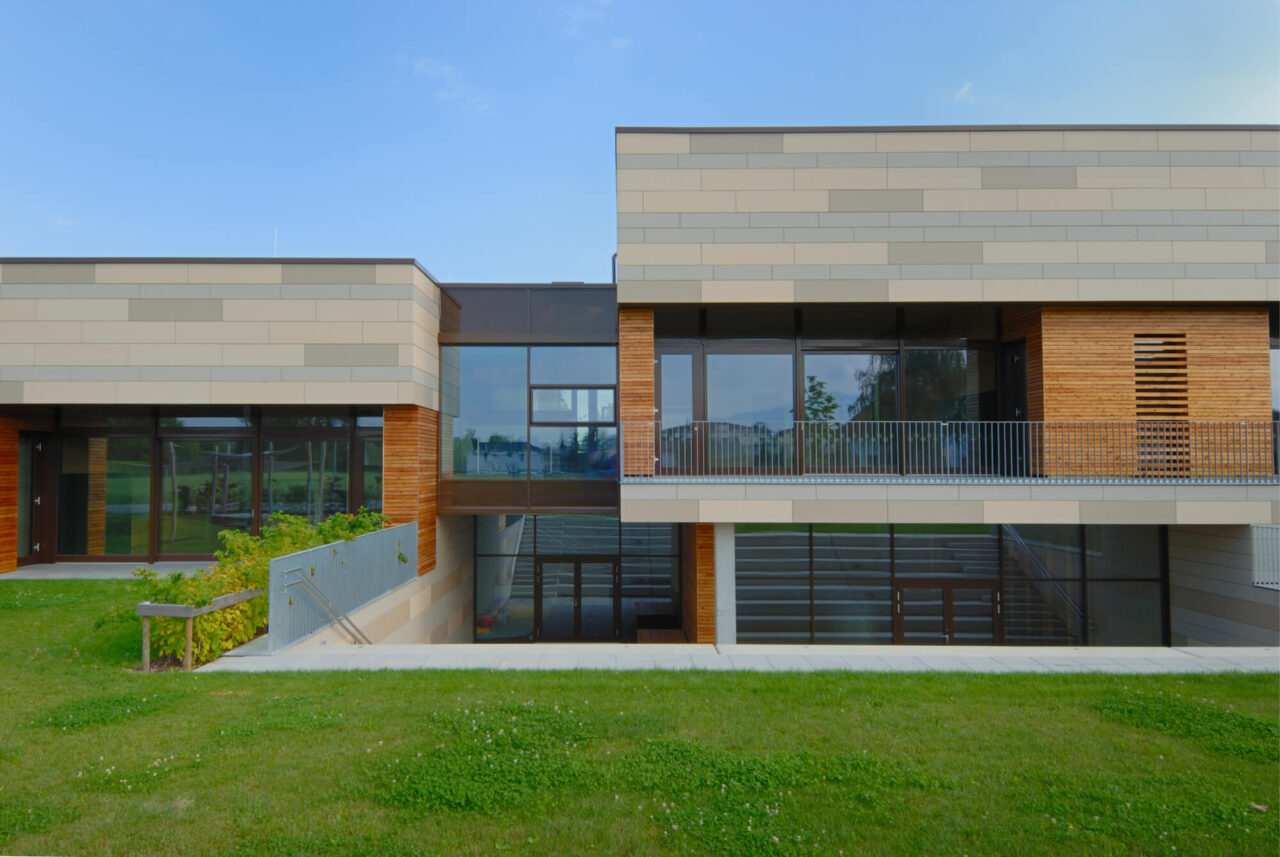 Tonality Referenz: Kinderhaus Pertinsel mit Tonality Keramikfassade und grünem Garten