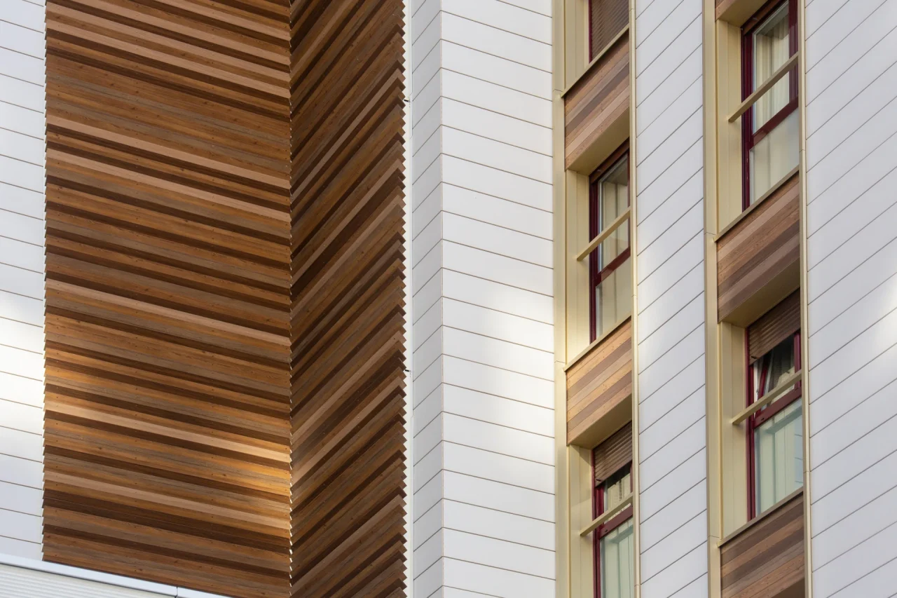 Detailansicht des Jacar Monasterio Urdax in Spanien mit Tonality Keramikfassade und Holzverkleidung, die die hochwertige Verarbeitung und das ästhetische Design zeigt.