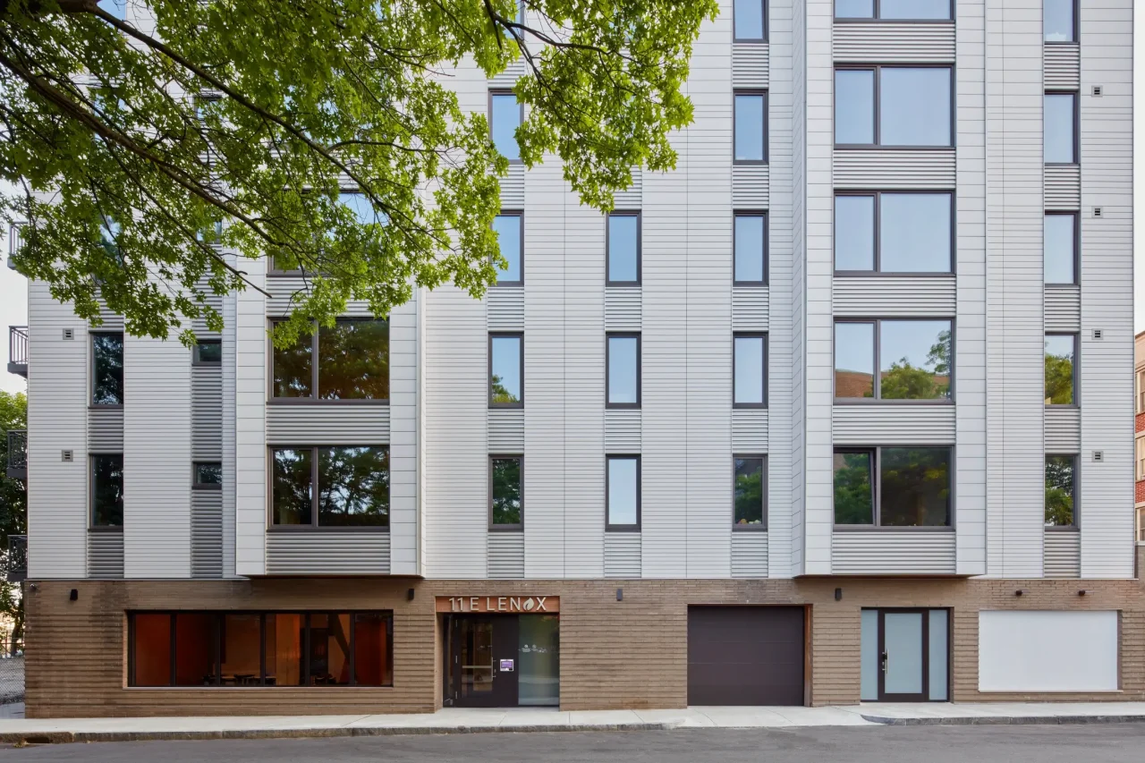 Tonality Referenzgebäude ELenox in Boston, USA, mit modernem Eingang und Keramikfassade, die die stilvolle und funktionale Gestaltung betont.