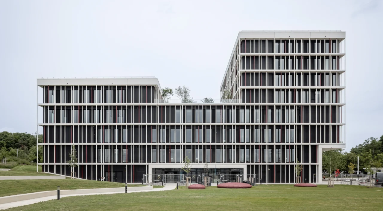 Frontansicht der Universität Augsburg mit keramischen Tonality Fassadenplatten im Squares-Design, die moderne Architektur und nachhaltige Bauweise hervorheben.