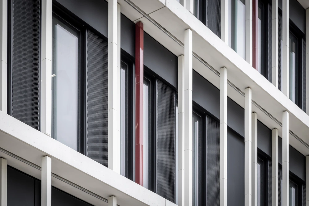 Weißes keramisches Quadrat an der Universität Augsburg